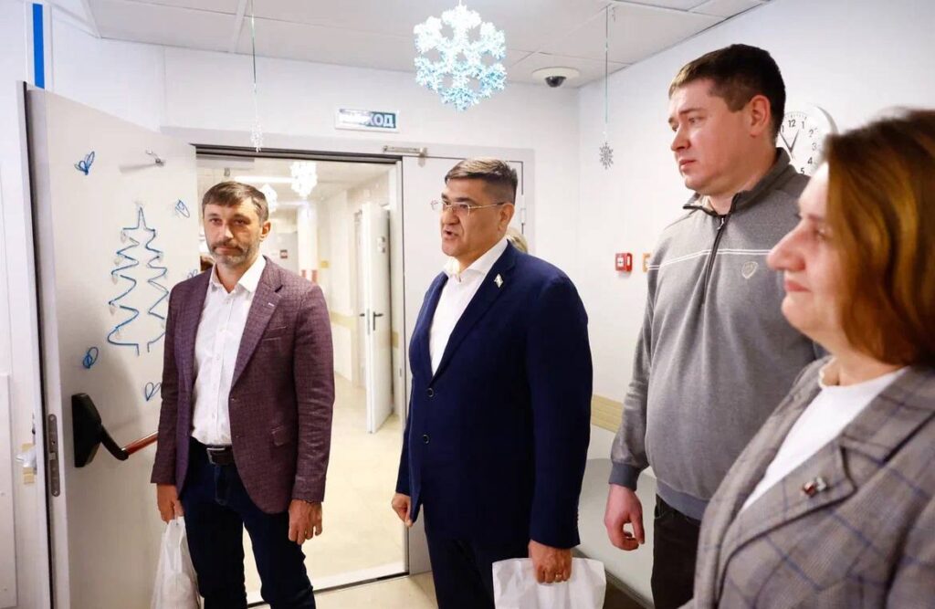 Представители Кемеровского отделения Союза машиностроителей России и депутатский корпус посетили с новогодним визитом военный госпиталь в Юрге